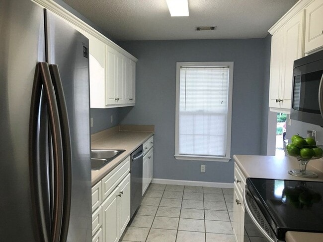 Building Photo - 2 Bedroom 2 Bath Townhouse