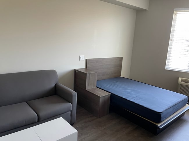 Building Photo - 802 Academy Way