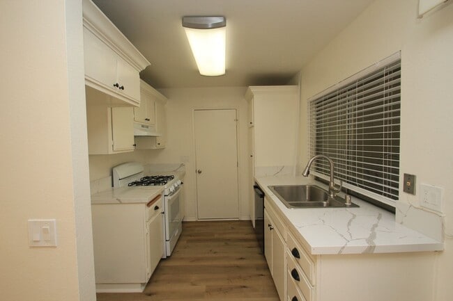 Foto del edificio - For Rent: Upgraded 3-Bedroom Condo in Todd...