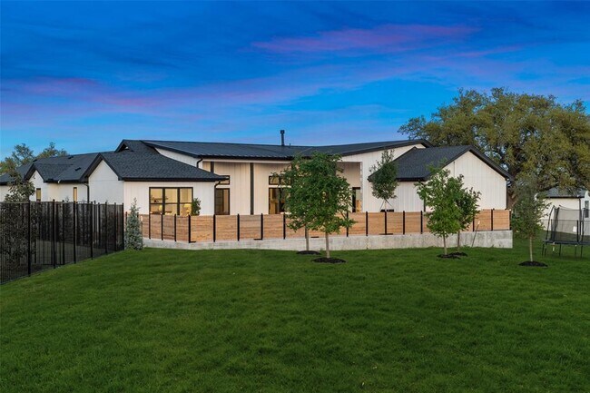 Building Photo - 325 Stockman Dr