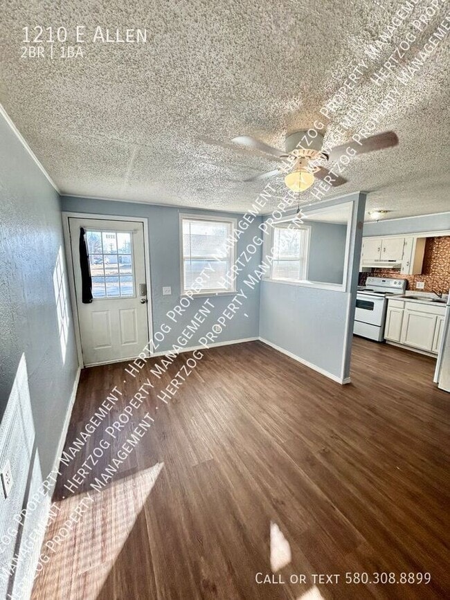 Foto del edificio - 1210 E Allen Ave