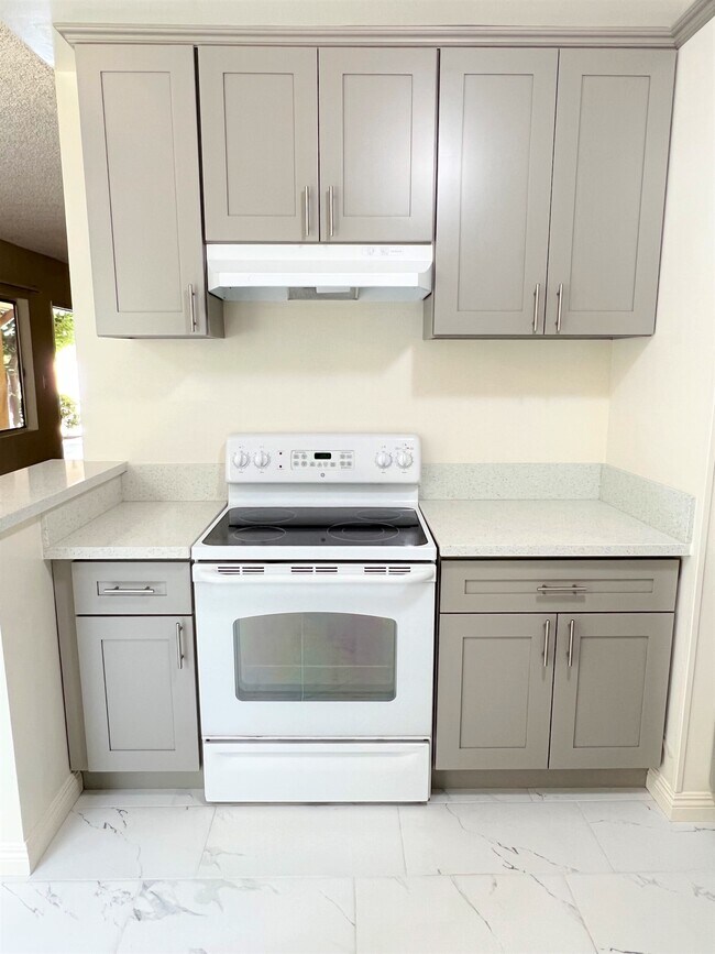 Building Photo - 830 Fairview Ave