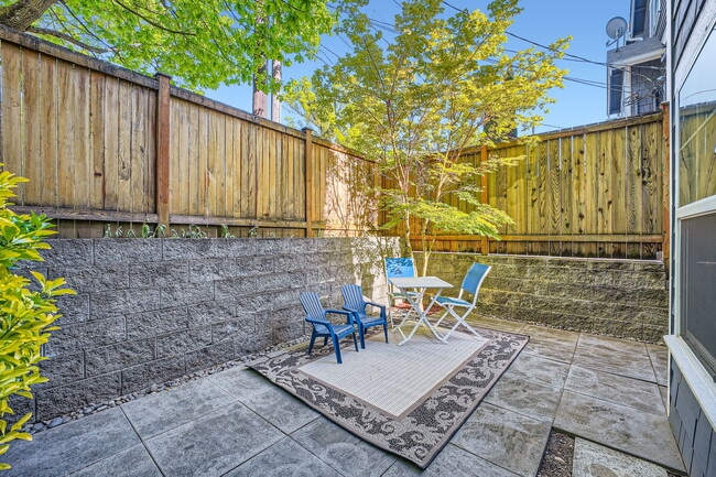 Building Photo - 309 27th Ave S #B