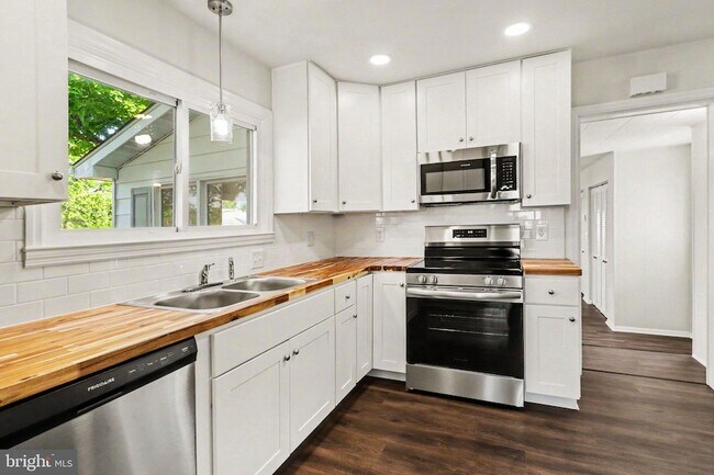 Building Photo - 105 Oak Hill Dr