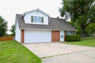 Building Photo - 1710 Ashwood Dr
