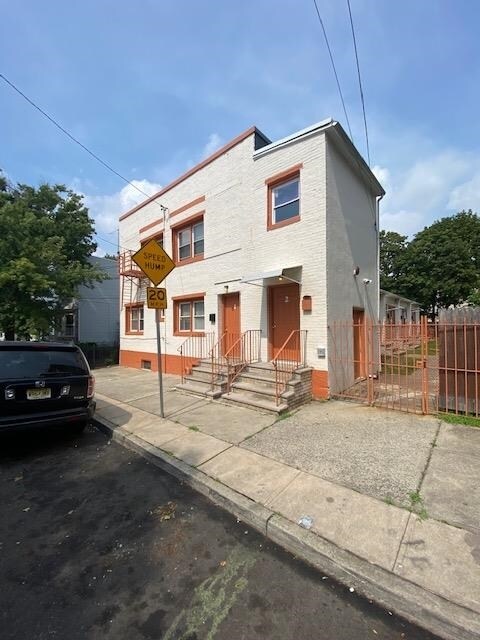 Foto del edificio - 31-33-33 Tillinghast St