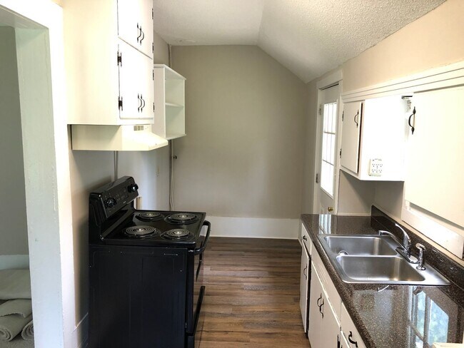 Building Photo - ****Just Reduced****463 Woodruff St. Court...