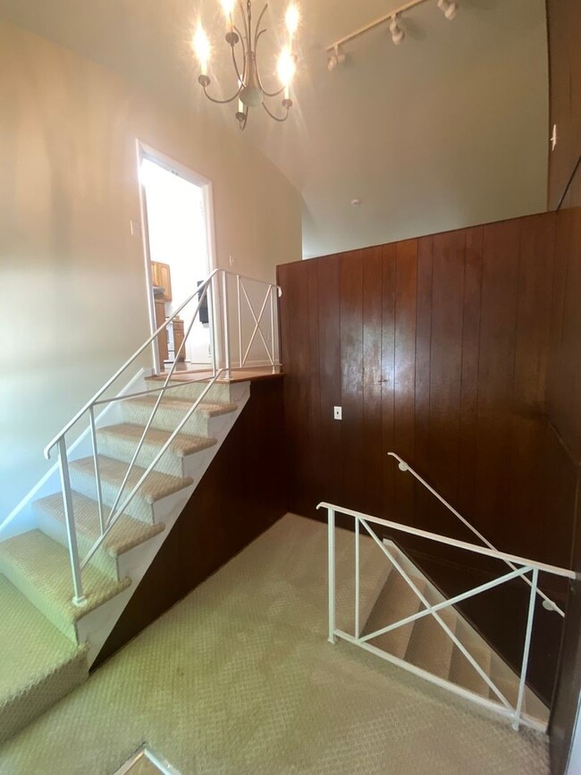 Building Photo - A spacious three bedroom/ three bath split...