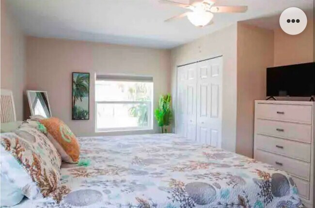 Master bedroom with king bed - 5823 9th Ave S