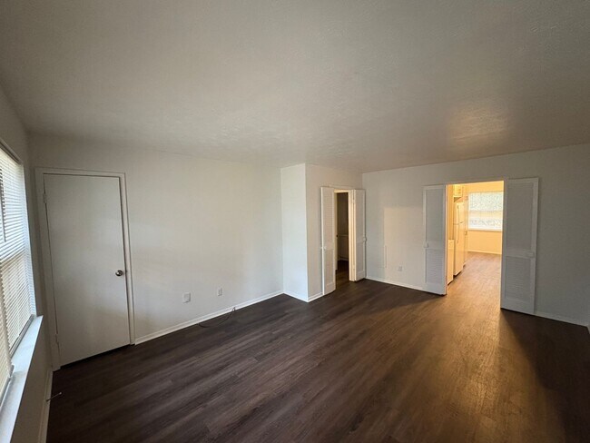 Building Photo - For rent