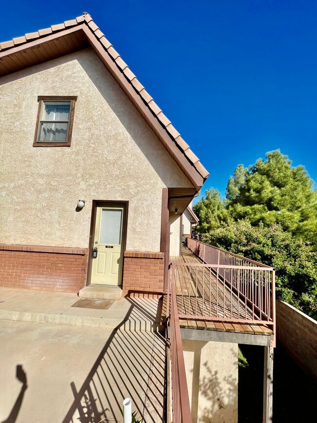 Building Photo - Updated 3-BR Tri-Level Townhome with Walk-...