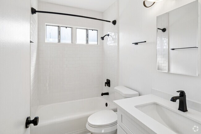 1 habitación, 1 baño - 600 pies cuadrados - Baño - The Claire Manor Apts