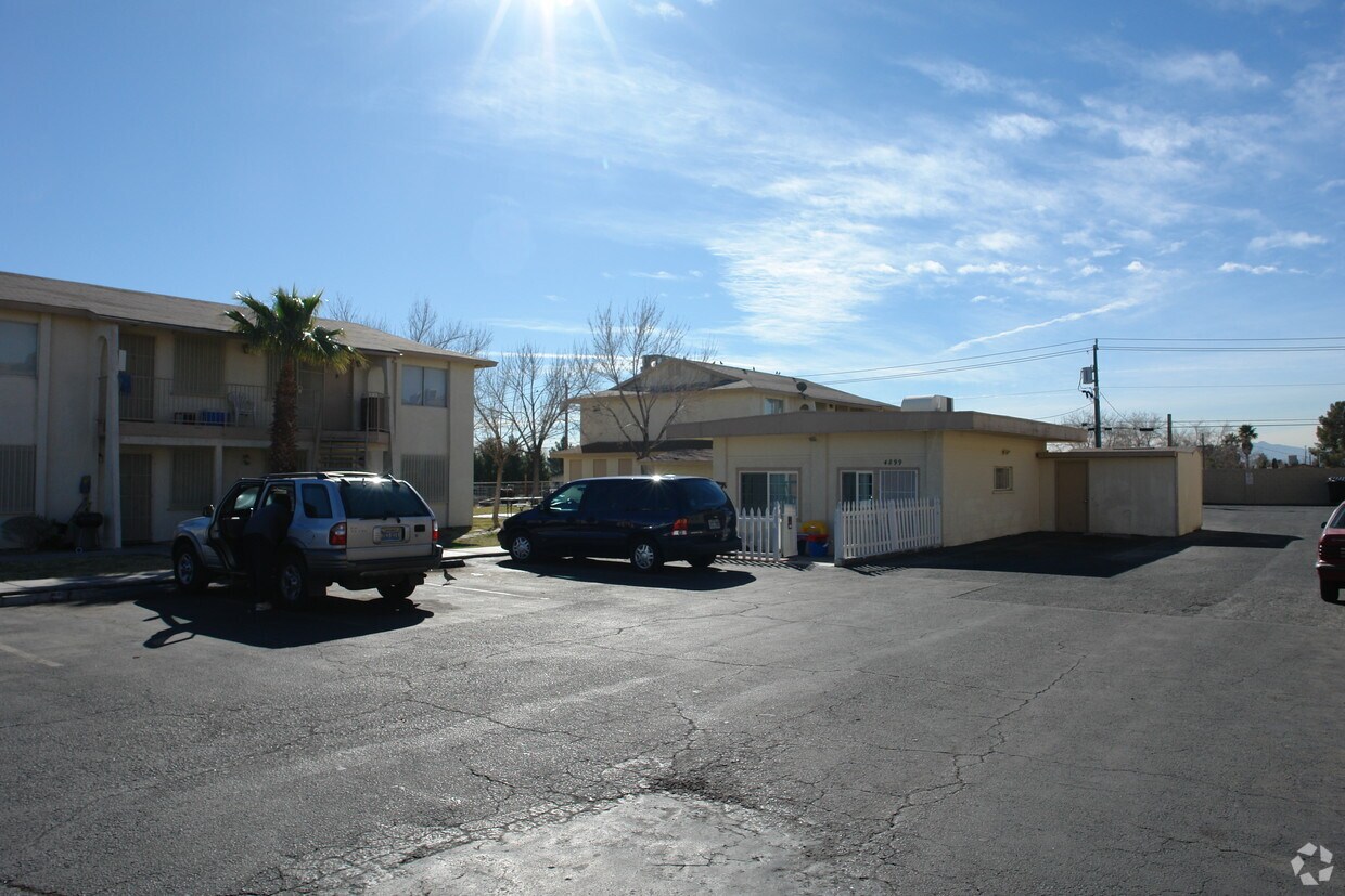 Foto del edificio - 4887-4899 Owens Ave