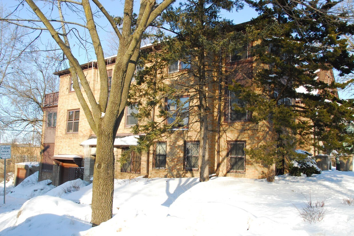 Building Photo - 2140 Kendall Ave