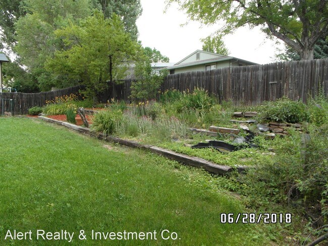 Building Photo - 4 br, 2.5 bath House - 930 Meeker St
