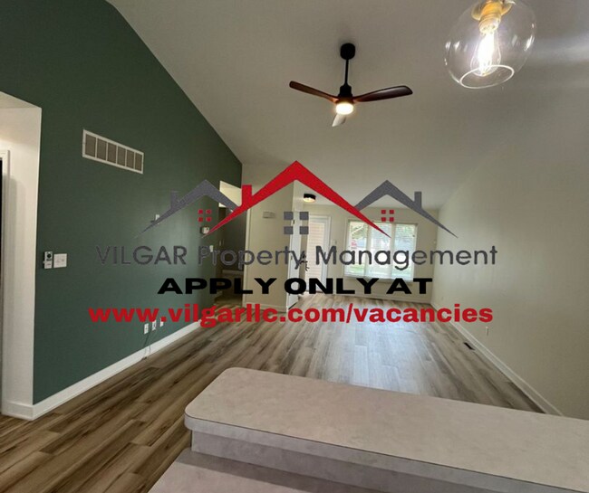 Foto del edificio - Step into sophisticated comfort with this ...