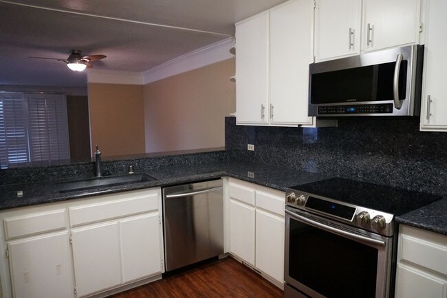 Building Photo - 2280 Woodside Ln