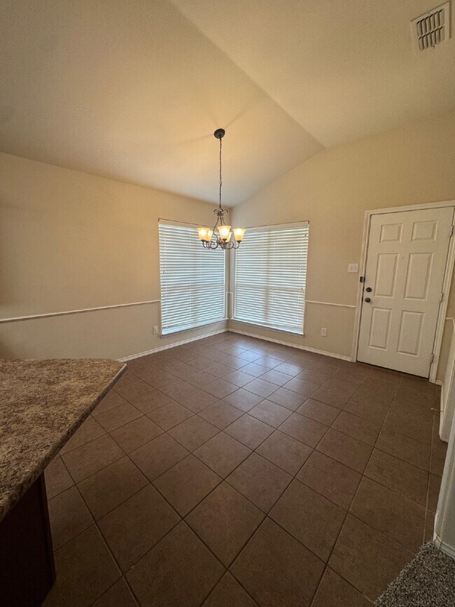Building Photo - House Located Minutes From W. Loop 289 Acc...