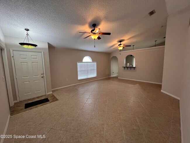Foto del edificio - 2245 Redwood Cir