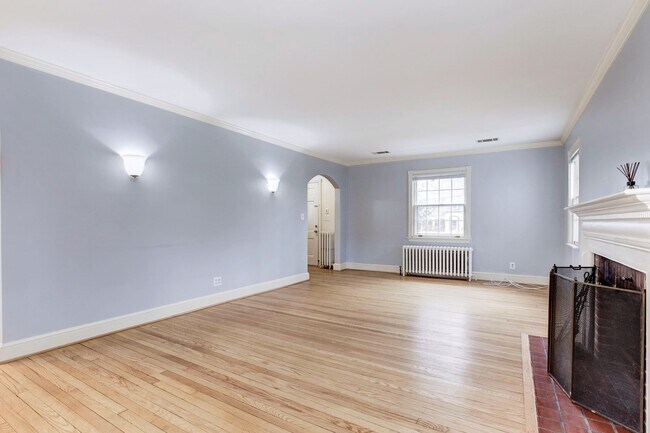 Building Photo - 4 bed 2.5 bath - Silver Spring Colonial - ...