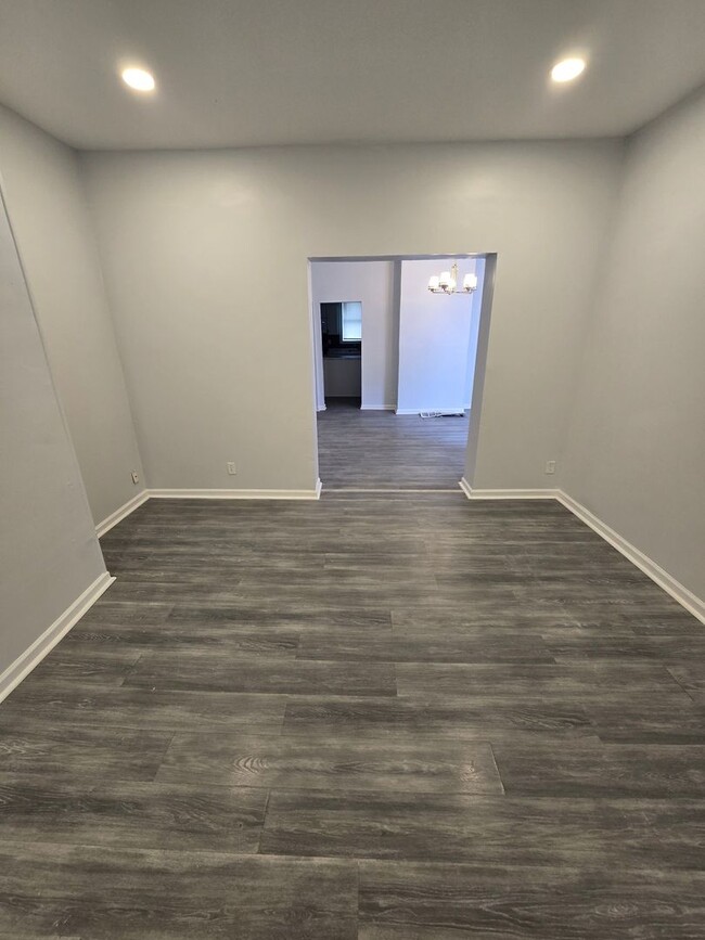Building Photo - 3 BEDROOM SINGLE FAMILY