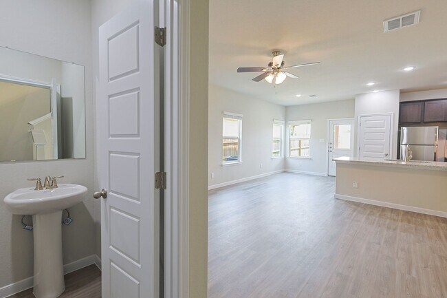Building Photo - Modern Townhouse in New Braunfels