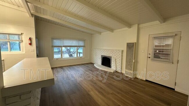 Foto del edificio - 17259 Walnut Ave