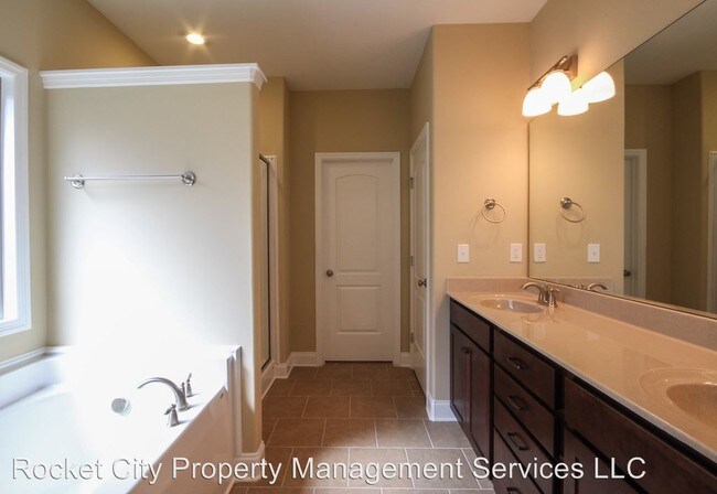 Building Photo - 3960 Hawks Way NE