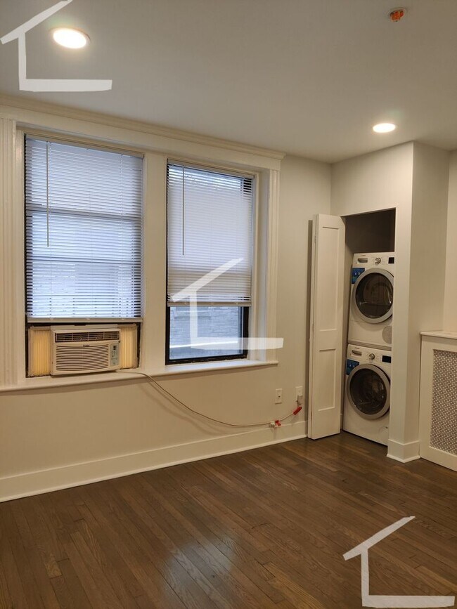 Photo - 2Br/1Bth, ready to move in, Great Locaton. Laundry IN UNIT! House