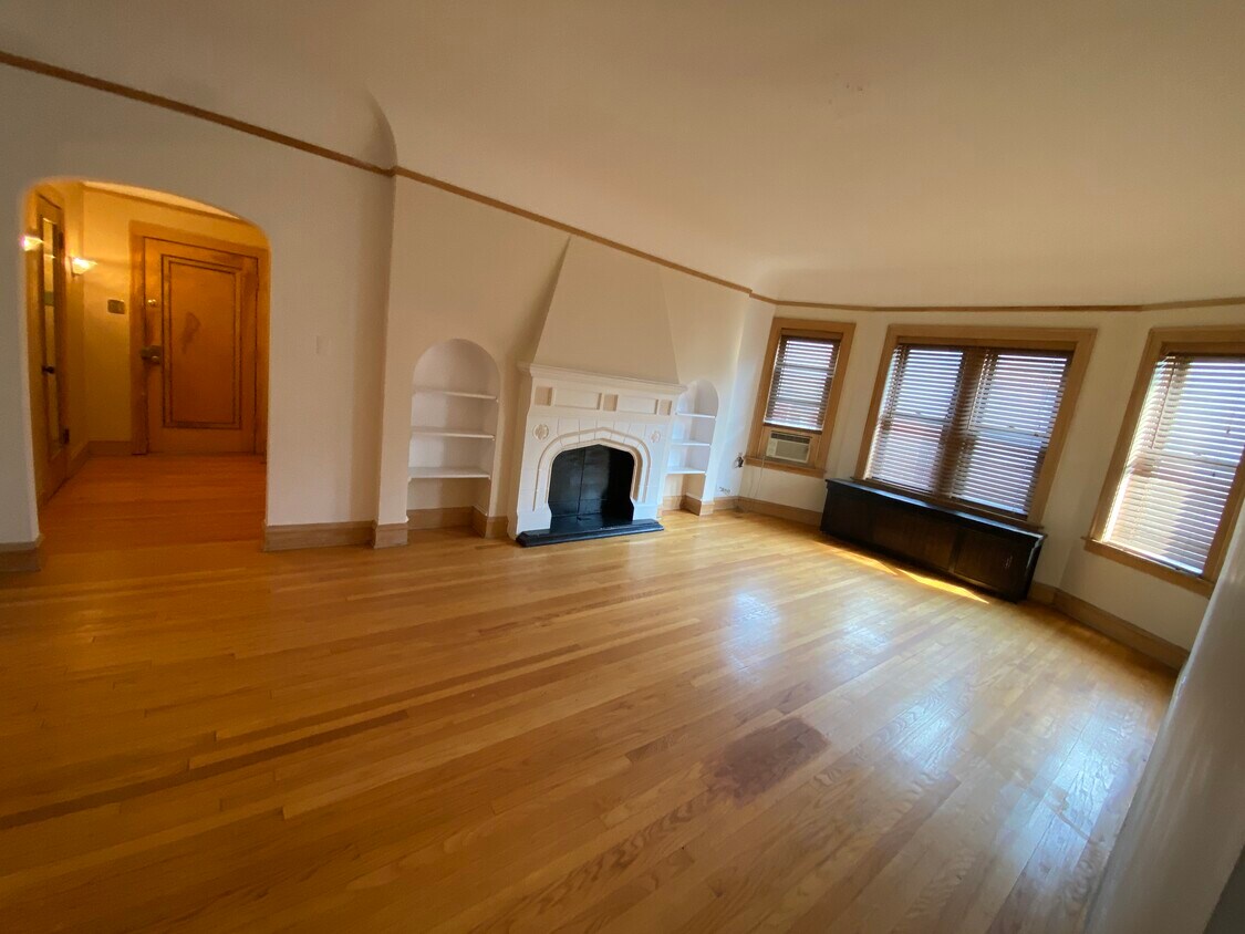 Sala de estar (view1) - 5329 S Dorchester Ave