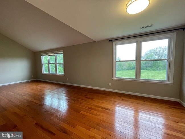Building Photo - 115 Chaucer Rd