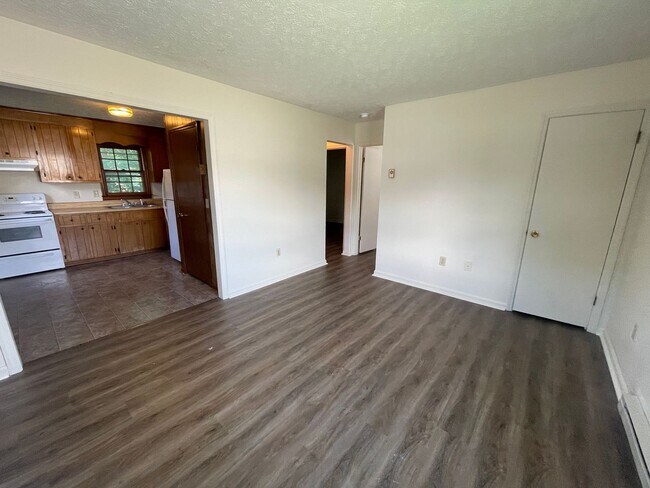 Foto del edificio - Radford, 2BR / 1 BA, Available July 14th