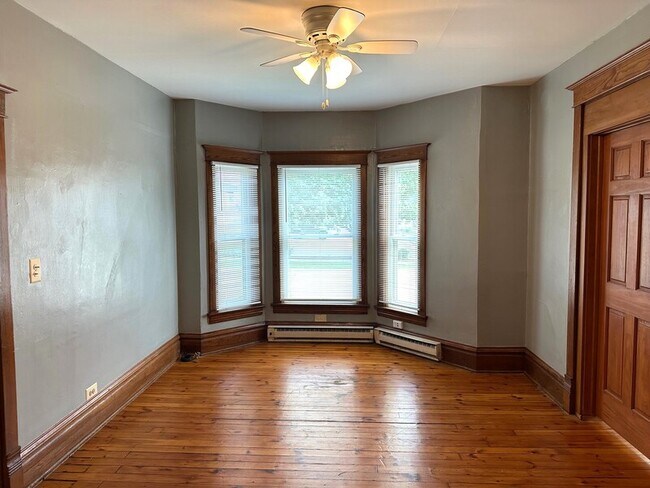 Building Photo - 200 S Throop St Unit 1