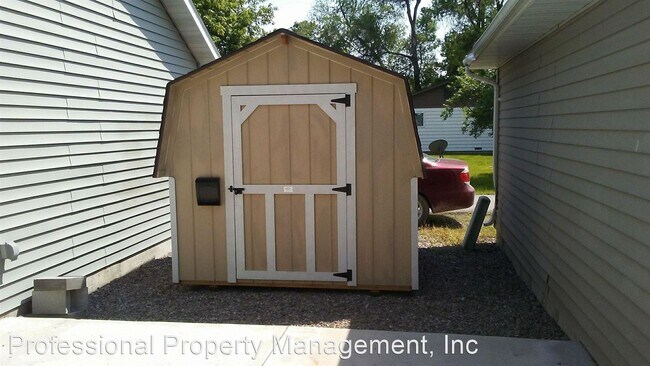 Building Photo - 4 br, 2.5 bath House - 1330 Linnea Ln