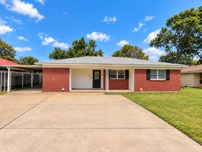 Building Photo - 2505 Douglas Dr