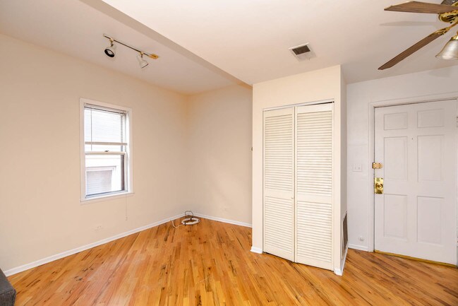 Foto del edificio - 3037 N Southport Ave