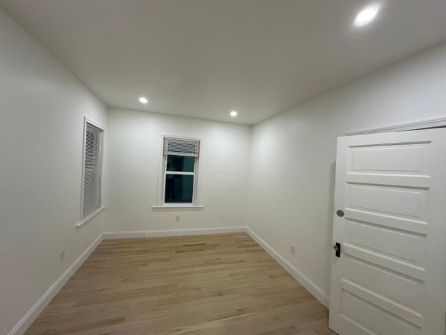 Building Photo - 168 N Main St