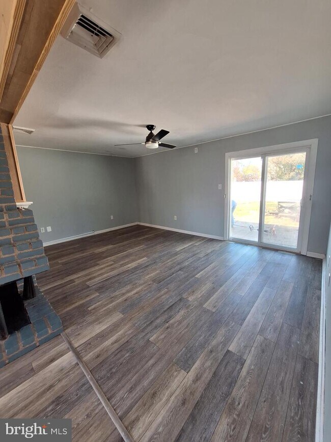 Building Photo - 285 Willow Dr