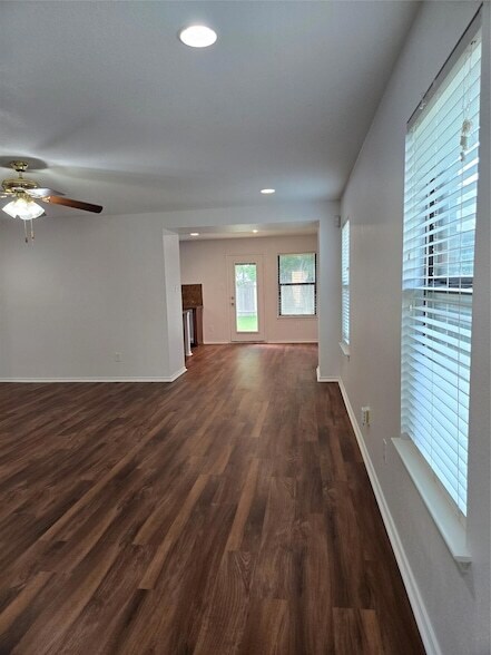 Building Photo - 1124 Hyde Park Dr