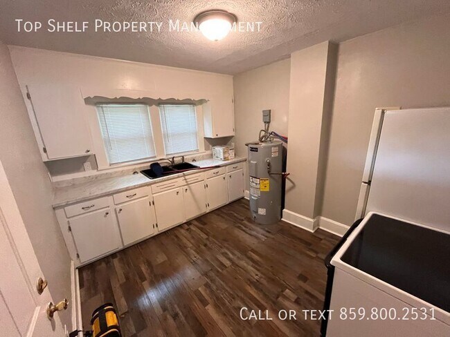 Building Photo - One Bedroom Renovated Duplex!