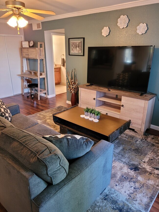 Building Photo - One bedroom condo with or without furnishi...