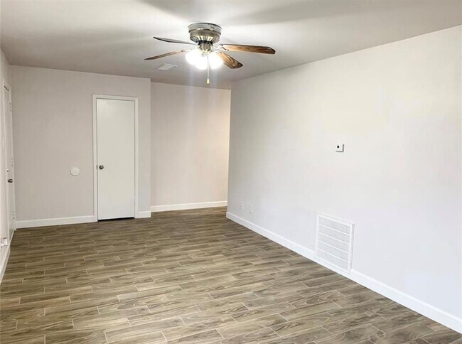 Building Photo - 2403 Leaman Ave