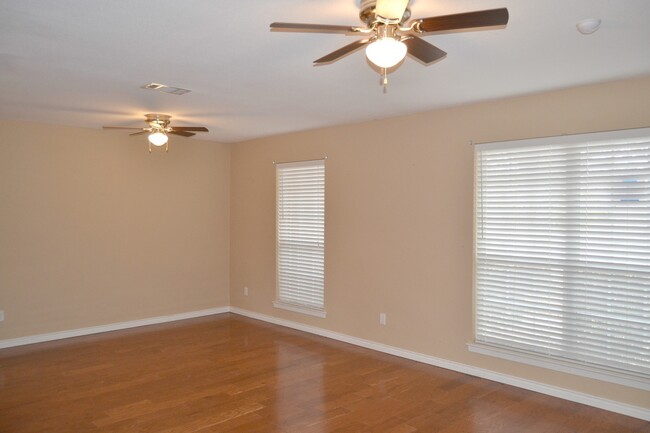 Building Photo - Amazing private front porch!