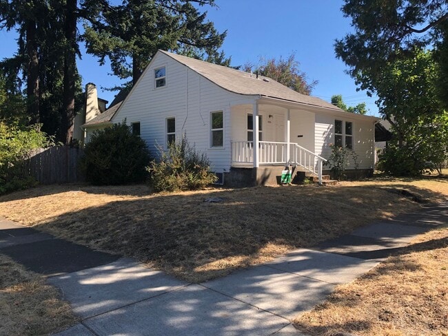 Building Photo - Campus House ~ 3 bedroom, 2 bath