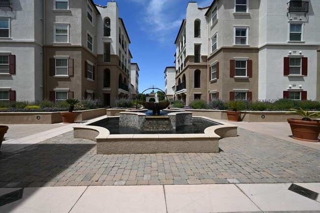 Building Photo - Spacious Two Level Luxury 2 Bed/2.5 Bath C...