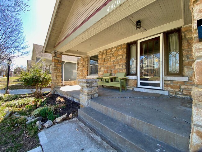Building Photo - Beautiful 3 Bed 1 Bath Home in West Plaza!