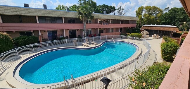 Building Photo - Titusville Townhouse Including Water and pool