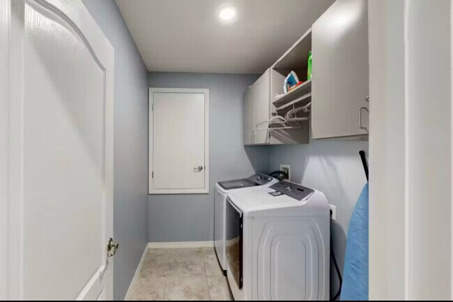 Foto del edificio - 438 SW Naftal Pl