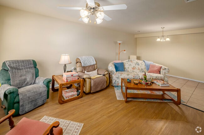 2 habitaciones, 2 baños - 1000 pies cuadrados - Sala de estar y comedor - Cottage Park Shawnee 62+