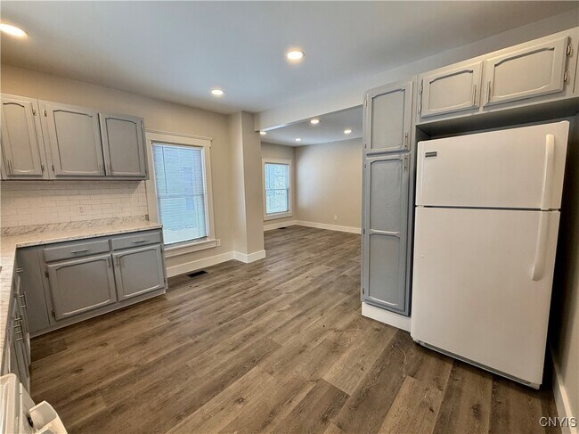 Foto del edificio - 213 W Main St